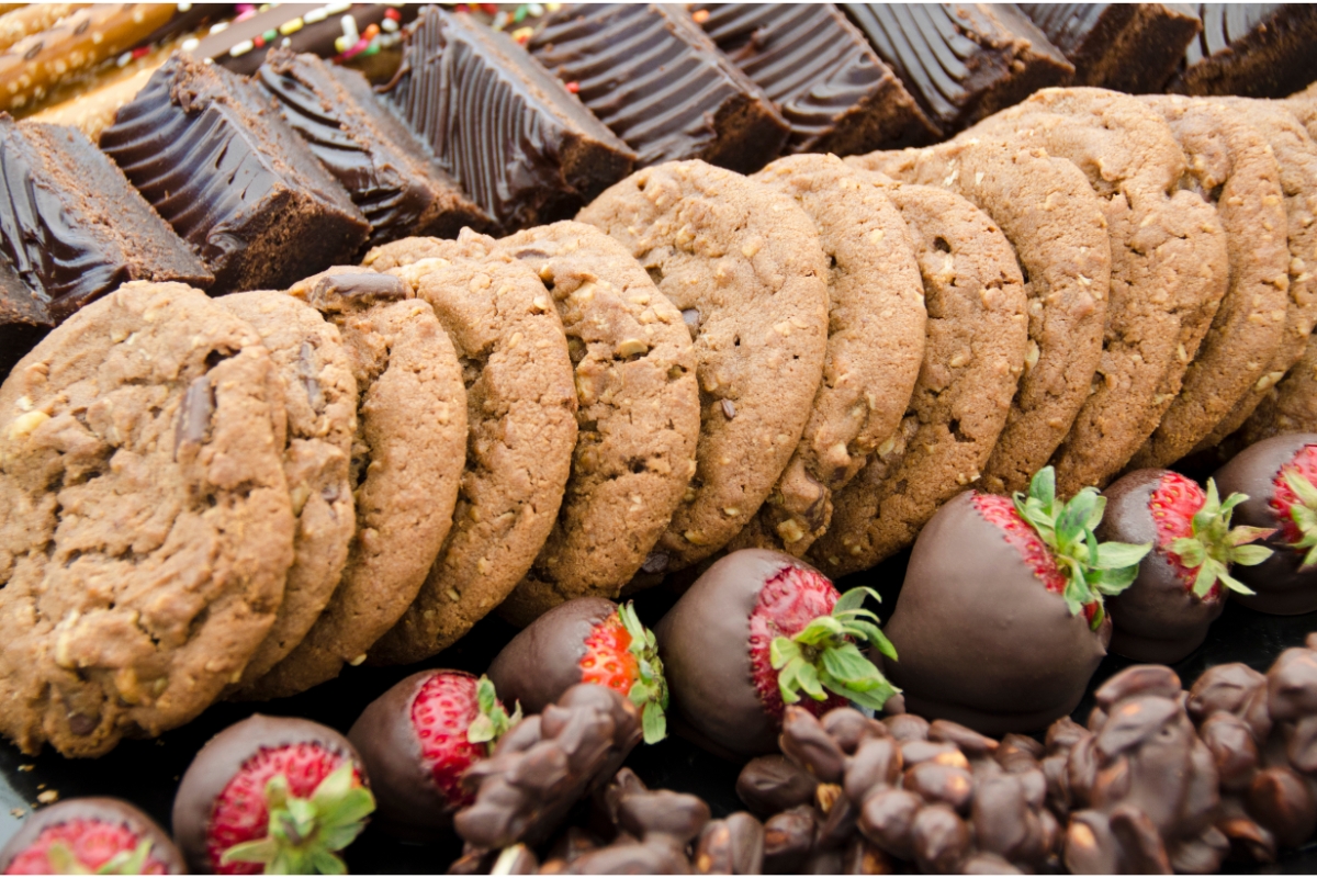 Single serving deserts like cookies, cup cakes or brownies are perfect for a picnic.